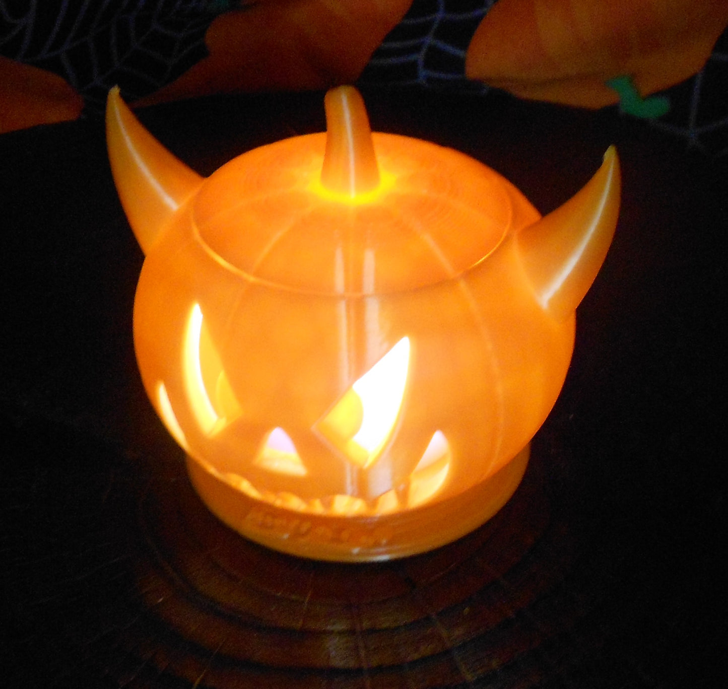 Pumpkin Devil 70mm mit elektronischen Teelicht in weiß.