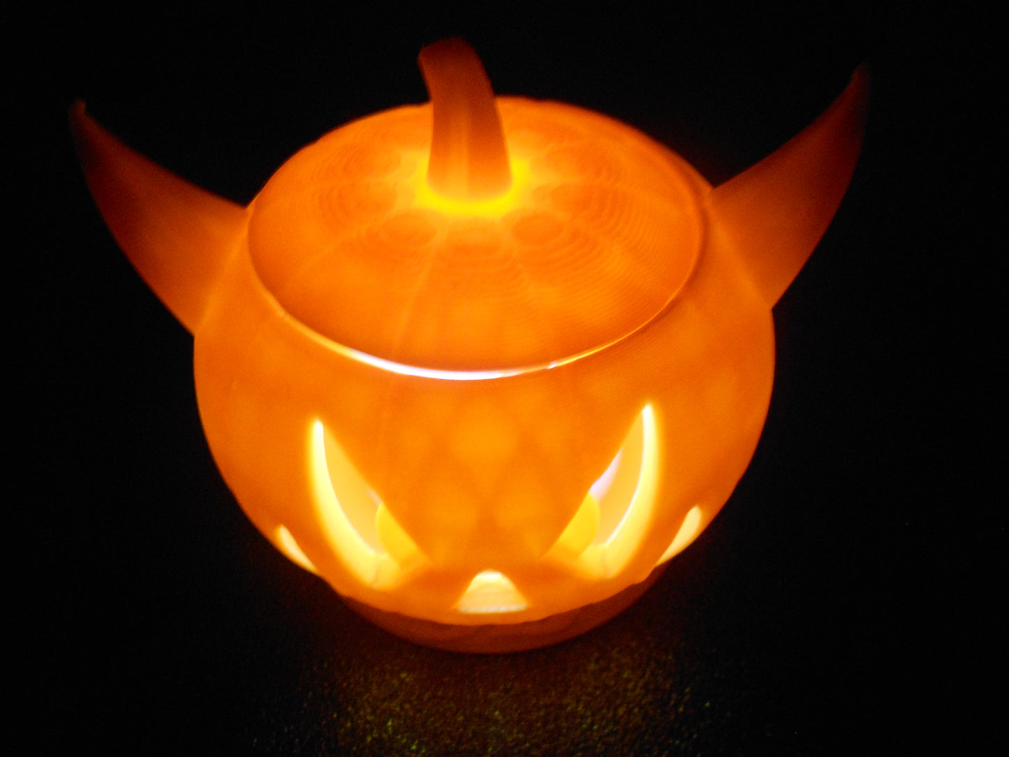 Pumpkin Devil 70mm mit elektronischen Teelicht in weiß.