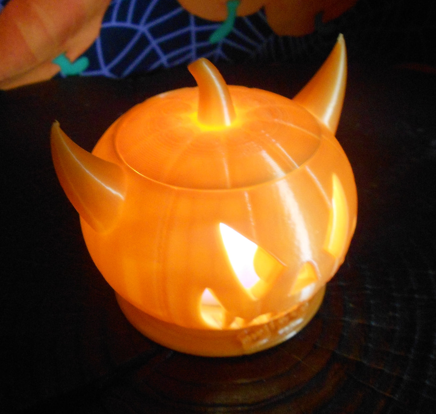 Pumpkin Devil 70mm mit elektronischen Teelicht in weiß.