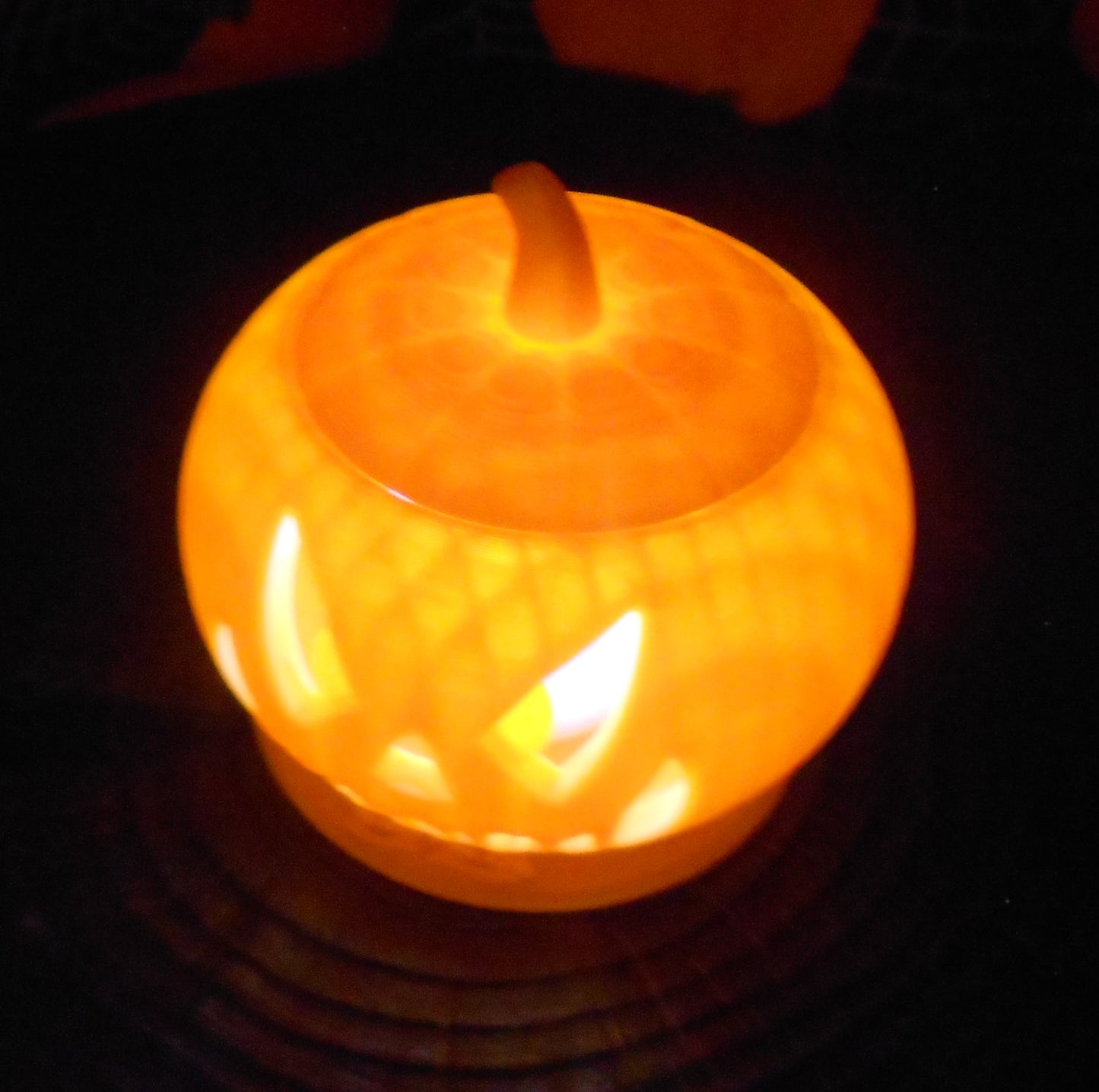 Pumpkin 70mm mit elektronischen Teelicht in weiß.