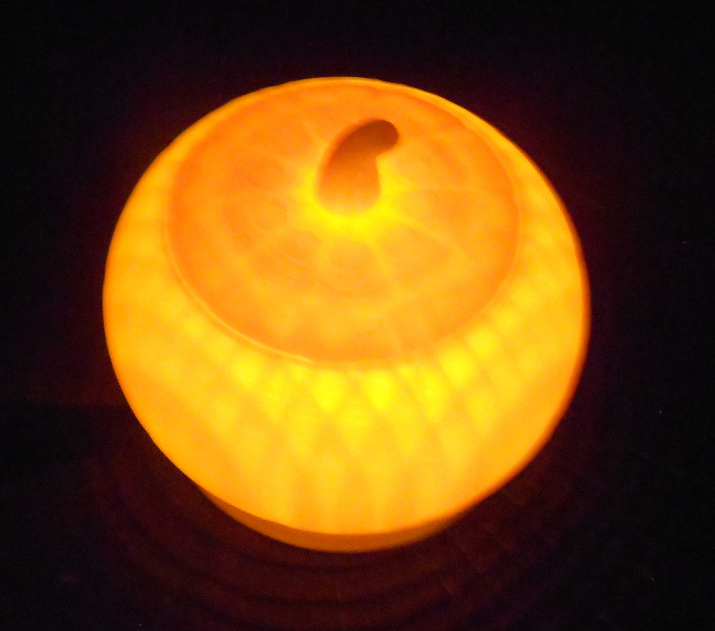 Pumpkin 70mm mit elektronischen Teelicht in weiß.